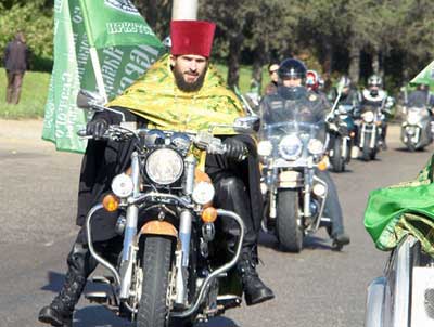 Настоятель Александро-Невского храма г. Иркутска о.Марк: «В облачении на нём (на байке – прим. ред.) лучше всего смотрюсь». Настоятель Александро-Невского храма г. Иркутска о.Марк: «В облачении на нём (на байке – прим. ред.) лучше всего смотрюсь».