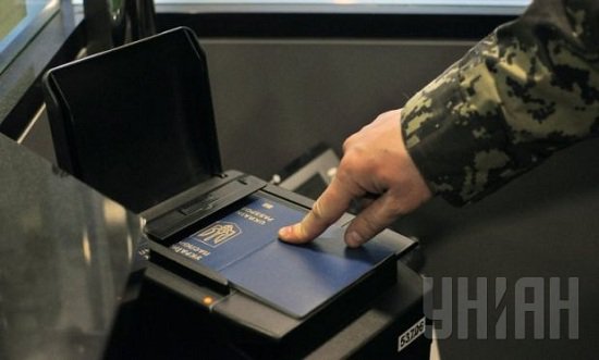 Прибор позволяет инспектору считывать информацию о владельце паспорта Прибор позволяет инспектору считывать информацию о владельце паспорта