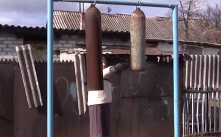 В новом храме нет своих колоколов и перед каждой молитвой, утренней и вечерней, этим молотком бьют по кислородным баллонам, у каждого свое звучание. Параллельно с восстановлением своих полуразрушенных домов жители поселка Центрального собирают средства и на колокола. В новом храме нет своих колоколов и перед каждой молитвой, утренней и вечерней, этим молотком бьют по кислородным баллонам, у каждого свое звучание. Параллельно с восстановлением своих полуразрушенных домов жители поселка Центрального собирают средства и на колокола.