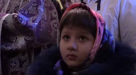 В другом месте, в Свято-Николаевском храме в Чернухине, митрополит Алчевский и Луганский Митрофан совершил панихиду по нескольким десяткам погибших под обстрелами нацгвардии. Этот храм тоже пострадал во время боевых действий. Взрывной волной в нем выбило все стекла, осколками повреждена икона Божьей Матери. Но жители уже приступили к восстановлению. В другом месте, в Свято-Николаевском храме в Чернухине, митрополит Алчевский и Луганский Митрофан совершил панихиду по нескольким десяткам погибших под обстрелами нацгвардии. Этот храм тоже пострадал во время боевых действий. Взрывной волной в нем выбило все стекла, осколками повреждена икона Божьей Матери. Но жители уже приступили к восстановлению.