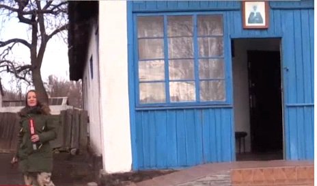 В поселке Центральном, куда приехала съемочная группа LifeNews, храма никогда не было. Но теперь люди решили построить его сами: один из жителей отдал свой дом под храм. Деньги на ремонт собирали всем миром. Жители побелили стены, установили алтарь, уложили бетонные плиты у входа. В поселке Центральном, куда приехала съемочная группа LifeNews, храма никогда не было. Но теперь люди решили построить его сами: один из жителей отдал свой дом под храм. Деньги на ремонт собирали всем миром. Жители побелили стены, установили алтарь, уложили бетонные плиты у входа.