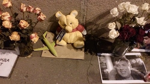 плюшевый мишка с флагом …Израиля и детский самолетик. Что это? Намек на происхождение Немцова? плюшевый мишка с флагом …Израиля и детский самолетик. Что это? Намек на происхождение Немцова?