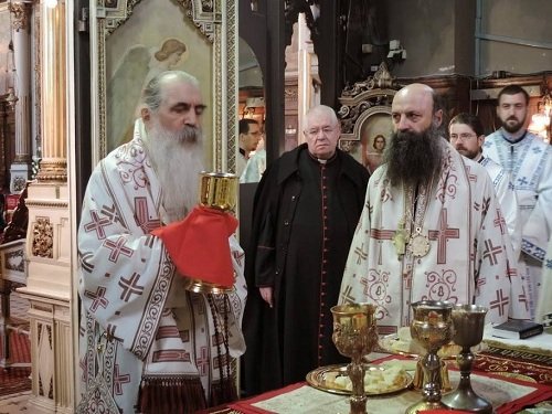 Ириней Бачский принимает в алтарь папского клирика еретика во время Святой Литургии Ириней Бачский принимает в алтарь папского клирика еретика во время Святой Литургии