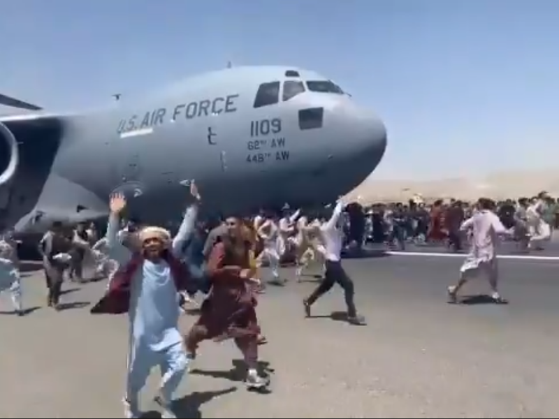Афганцы пытаются цепляться за американские самолеты и разбиваются при взлете