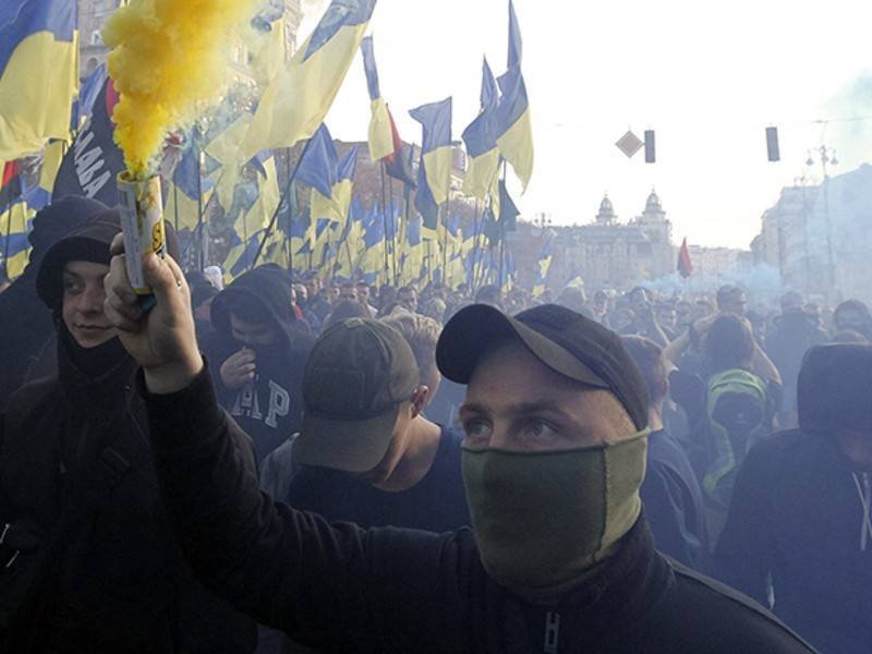 На параде в Киеве украинец попытался себя сжечь
