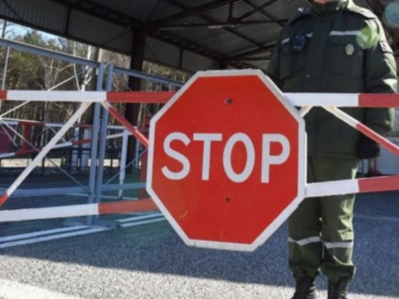 На норвежской границе установили знак, запрещающий справлять малую нужду в сторону России