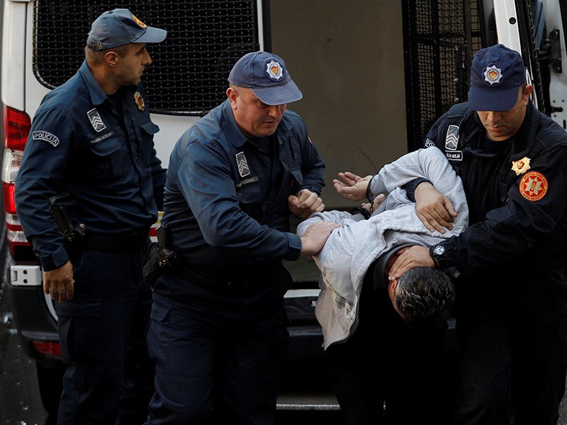 Полиция Черногории разгоняет протестующих слезоточивым газом Полиция Черногории разгоняет протестующих слезоточивым газом