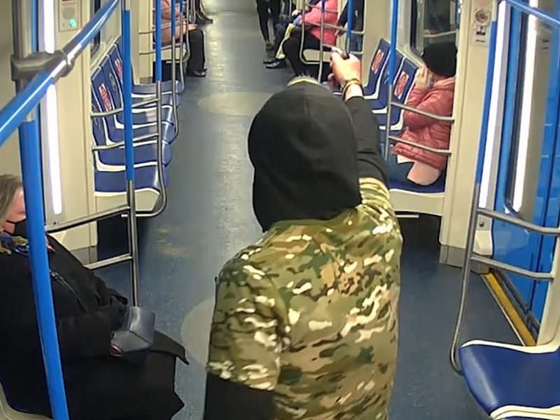 В Киеве иностранец угрожал оружием пассажирам метро