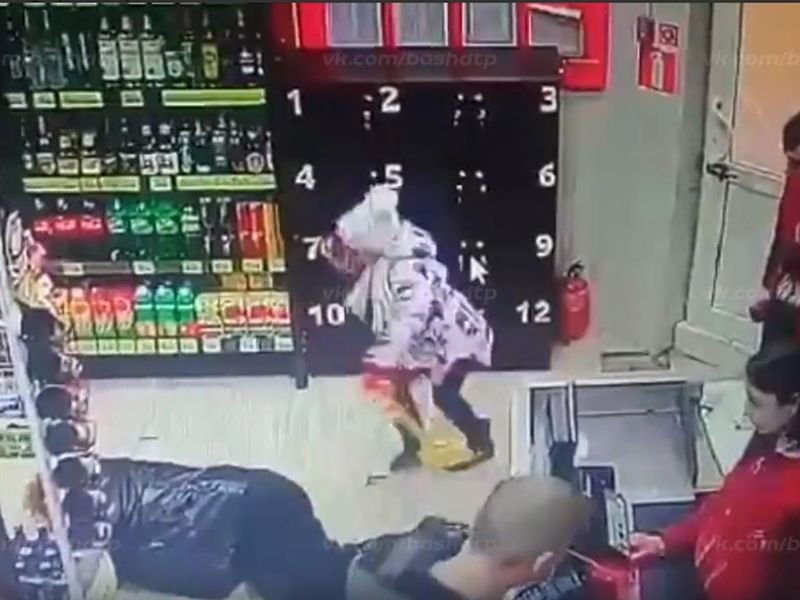 Видео нападения мужчины в платье с топором на покупателей «Магнита» в Москве Видео нападения мужчины в платье с топором на покупателей «Магнита» в Москве