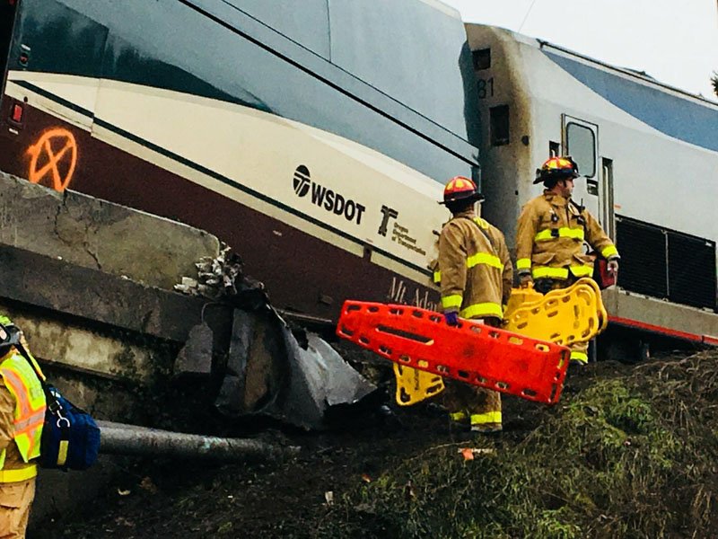 Три человека погибли при сходе с рельсов поезда в США