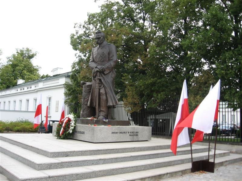 В Польше задержан украинец за осквернение памятника Пилсудскому