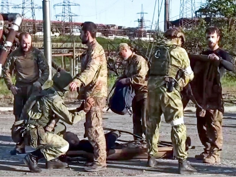 Из «Азовстали» впервые вышла группа боевиков с белыми флагами Из «Азовстали» впервые вышла группа боевиков с белыми флагами