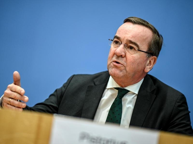 В Германии нового министра обороны призвали отказаться от пророссийской позиции